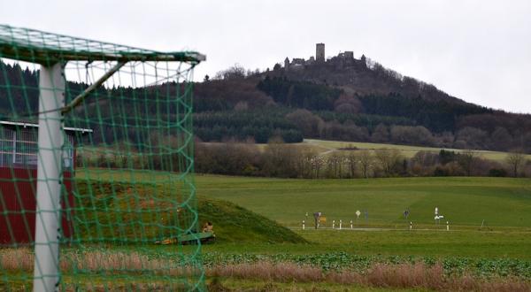 Blick zur Burgruine Nürburg, die dem Nürburgring den Namen gibt