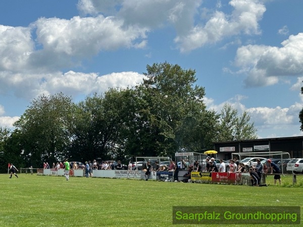 Sportplatz zwischen den Orten - Weselberg-Harsberg