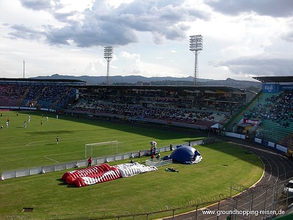 Estadio Nacional Chelato Uclés - Tegucigalpa