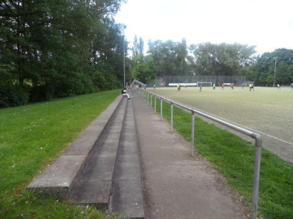 Kunstrasen hinter der Tribüne - Herford