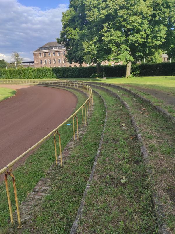 Edelstahlkampfbahn der Bezirkssportanlage Stahldorf - Krefeld-Stahldorf