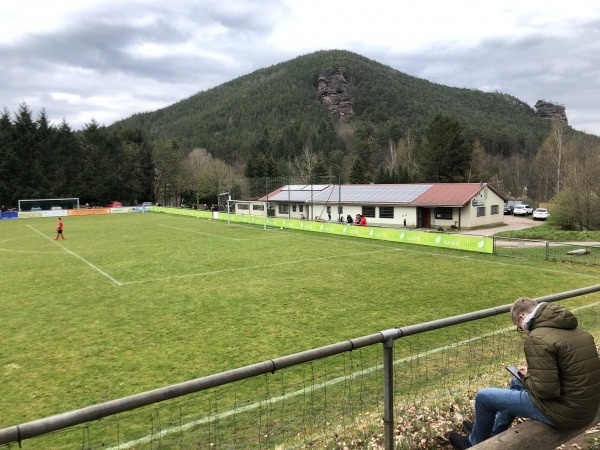 Sportanlage an der L495 - Lug/Pfalz