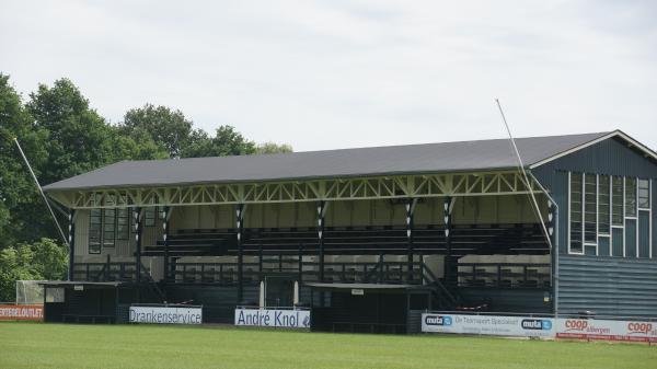 Foto aus dem Sportpark Verlengde Sportlaan. Die Tribüne wurde vom Sportpark Bornsestraaat dorthin versetzt.