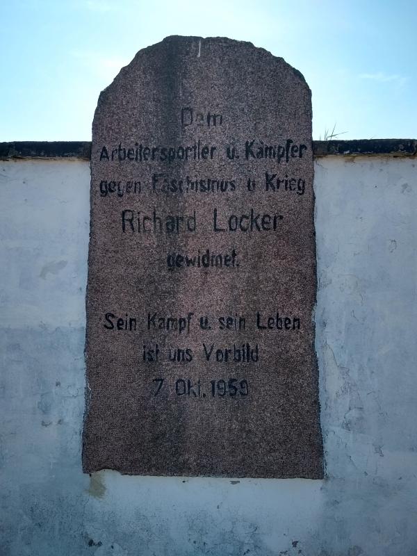 Gedenkstein des ehem. Namensgeber, Richard-Locker-Stadion (zu DDR-Zeit);