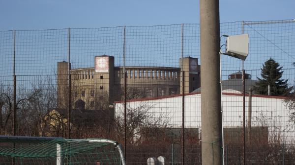 Hartplatz vor der Renovierung