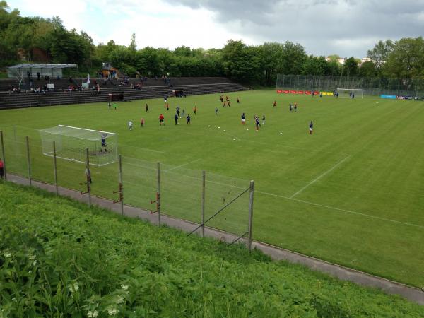 Tribüne mit neuer Überdachung