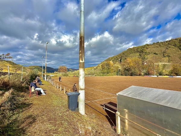 Sportplatz an der B53 - Trittenheim