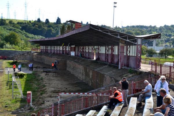 Haupttribüne bis auf Überdachung und Sprecherturm abgerissen