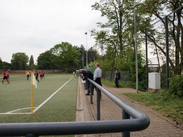 Ernst-Reuter-Kampfbahn Nebenplatz - Mönchengladbach