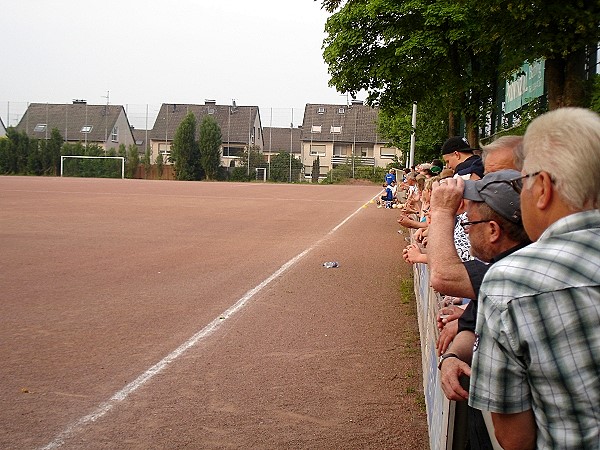 Platz inzwischen mit Kunstrasen