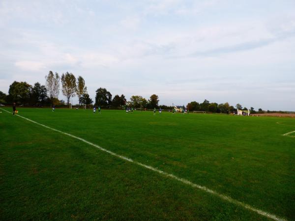 Boisko w Lubiechni Wielkiej obok - Lubiechnia Wielka