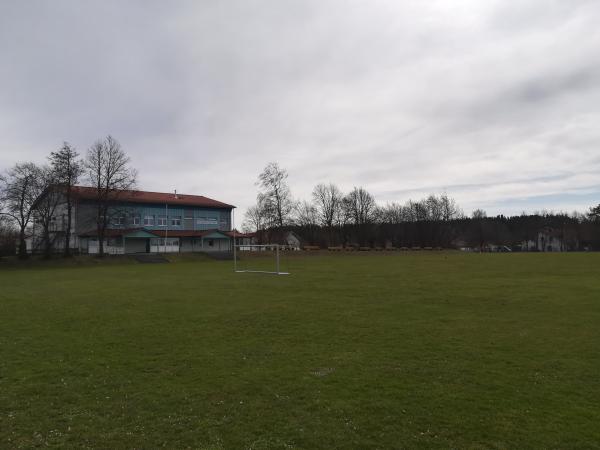 Sportplatz an der Schule - Hofstetten/Oberbayern