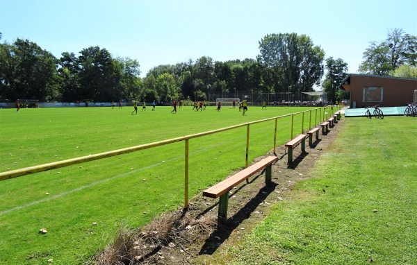 Fotbalové hřiště Cvrčovice - Cvrčovice
