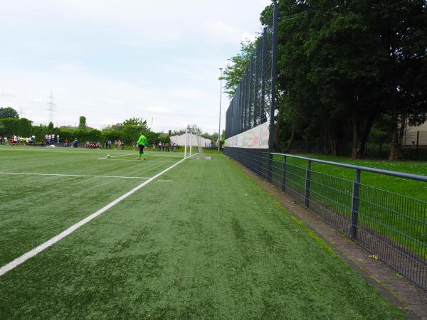 Sportplatz Roßbachstraße - Düsseldorf-Eller