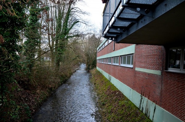 Der namensgebende Schwarzbach neben der Halle