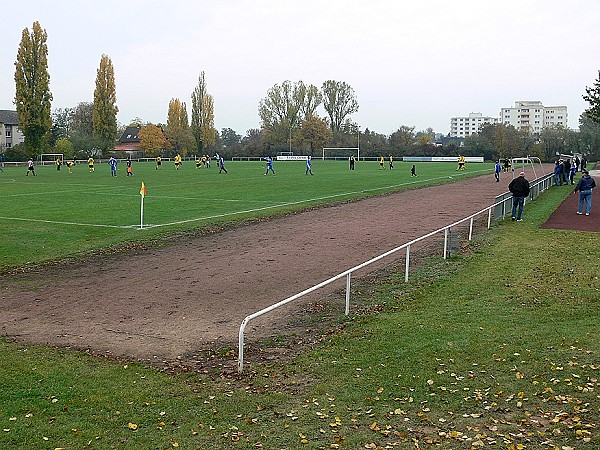 Sportplatz in der Ortsmitte - Ginsheim-Gustavsburg