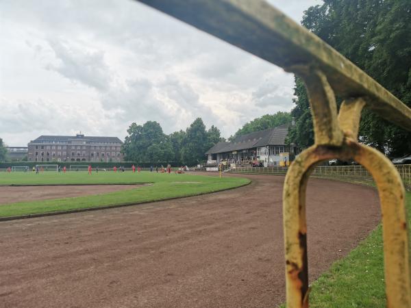 Edelstahlkampfbahn der Bezirkssportanlage Stahldorf - Krefeld-Stahldorf