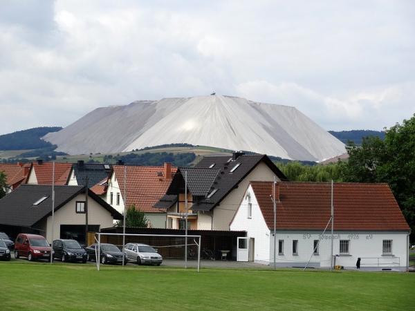 Blick zur Kalihalde im benachbarten Hessen