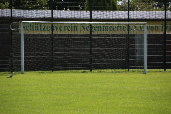 Sportplatz am Mittelpunkt - Blomberg/Ostfriesland-Neuschoo