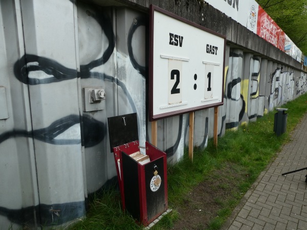 Olympiastadion im Gleisdreieck - Köln-Nippes