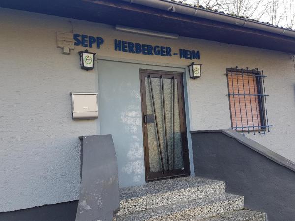 Sportplatz an der B49 - Mücke-Flensungen