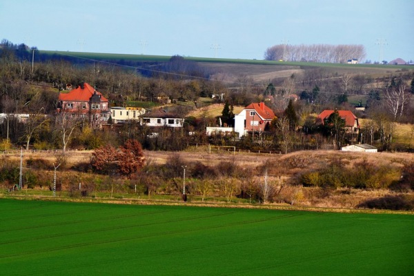 Blick vom Höhenweg Köllme-Bennstedt auf den Platz