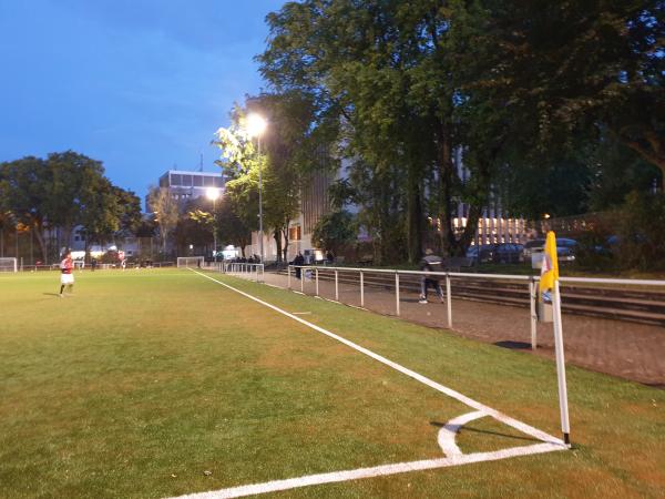 Prälat-Wolker-Anlage / Bezirkssportanlage Mitte Platz 3 - Köln-Ehrenfeld