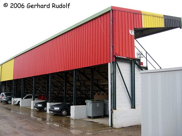 Alter Zustand (vor dem Abriss der Tribüne)