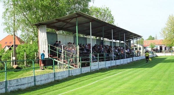 Futbalový štadión Dvory nad Žitavou - Dvory nad Žitavou
