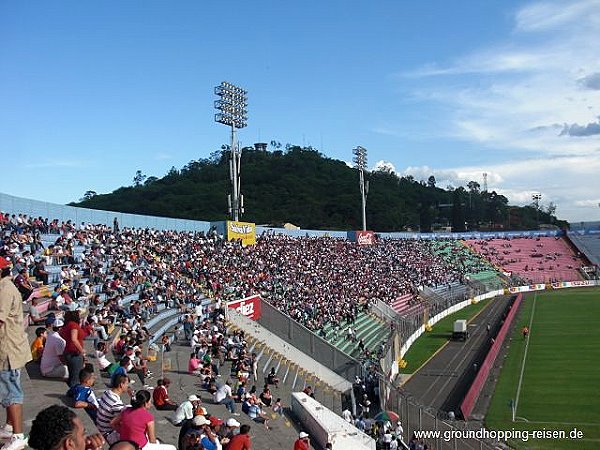 Estadio Nacional Chelato Uclés - Tegucigalpa