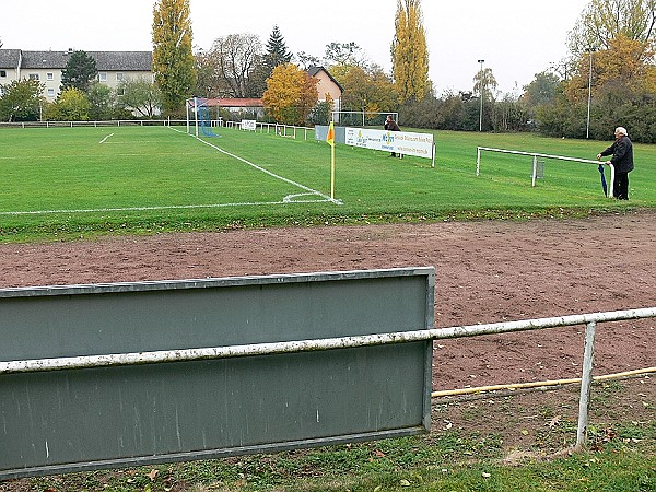 Sportplatz in der Ortsmitte - Ginsheim-Gustavsburg