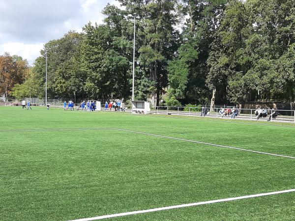 Kunstrasen hinter der Tribüne - Herford