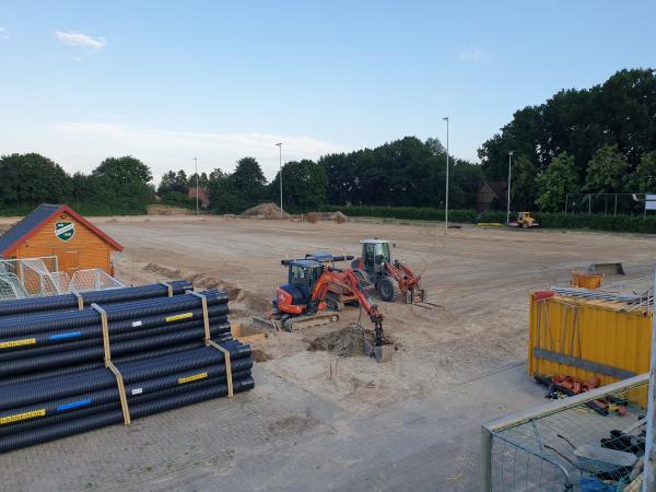 Kunstrasenplatz und kleine Trainingsfläche