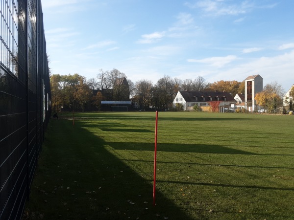 Sportplatz an der Dorfkirche 2 - Berlin-Marienfelde