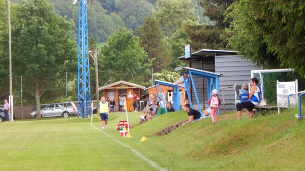 Sportplatz an der Kirche - Lichtenberg/Erzgebirge-Weigmannsdorf