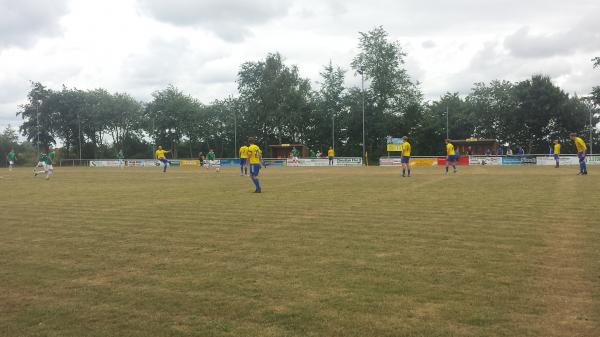 Sportplatz im Ort - Neuenkirchen/Dithmarschen