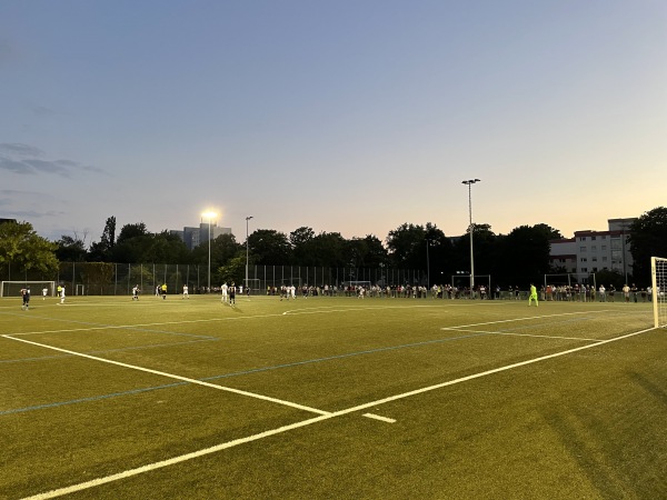 Stadion am Brentanobad Nebenplatz 2 - Frankfurt/Main-Rödelheim