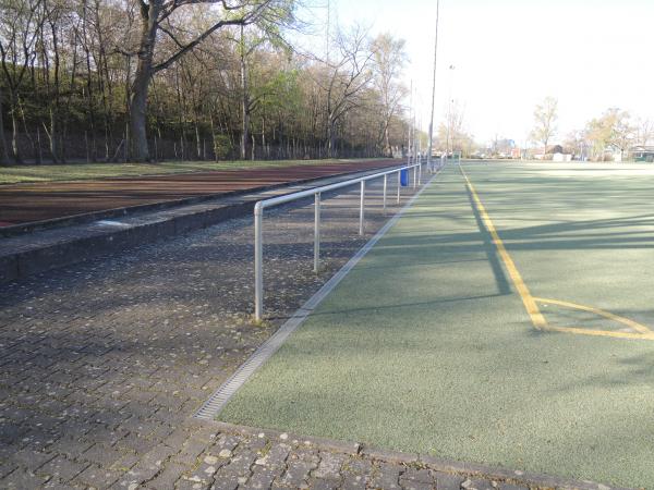 Sportplatz an der Kaiserbrücke - Wiesbaden-Amöneburg