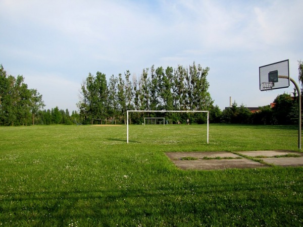 Umgebaut zu Kleinfeldplatz mit Streetballanlage