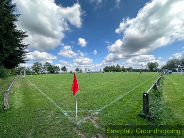 Sportplatz zwischen den Orten - Weselberg-Harsberg