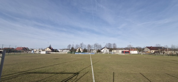 Stadion w Starych Oborzyskach obok - Stare Oborzyska