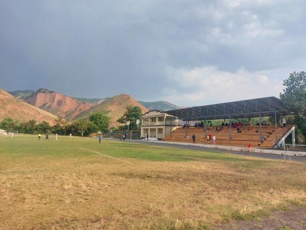 Tsentraľnyy stadion Mailuu-Suu - Mailuu-Suu