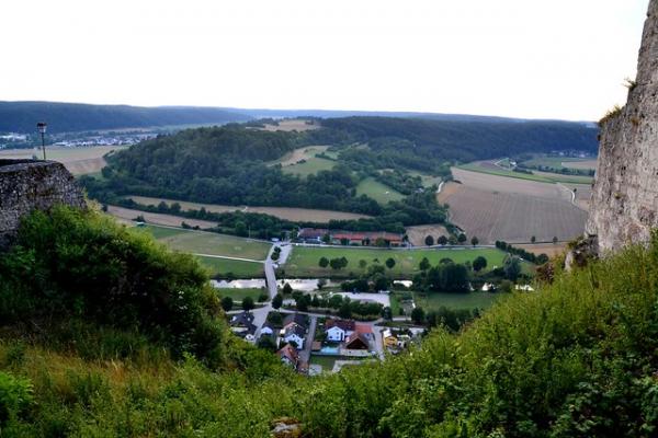 Blick von der Burgruine auf den Platz