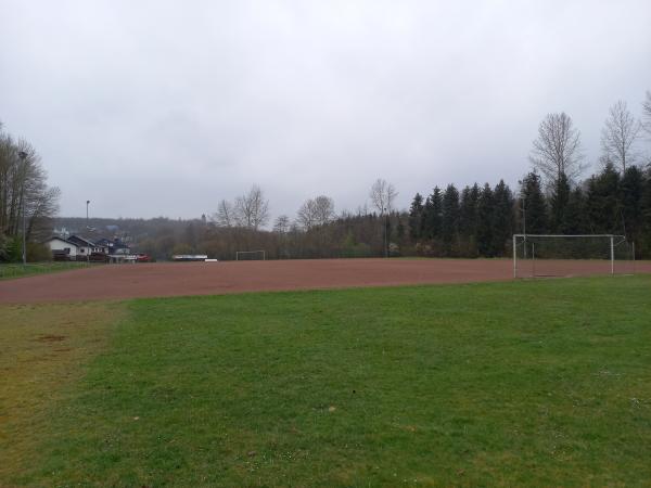 Sportplatz an der Schule - Atzelgift