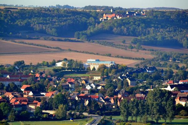 Blick von der ehemaligen Reichsflugschule auf das Stadion