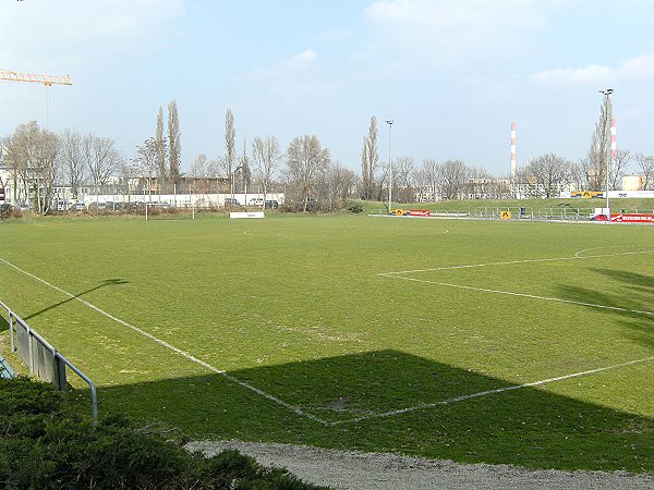 Alter Zustand (Naturrasen, ohne Tribüne)