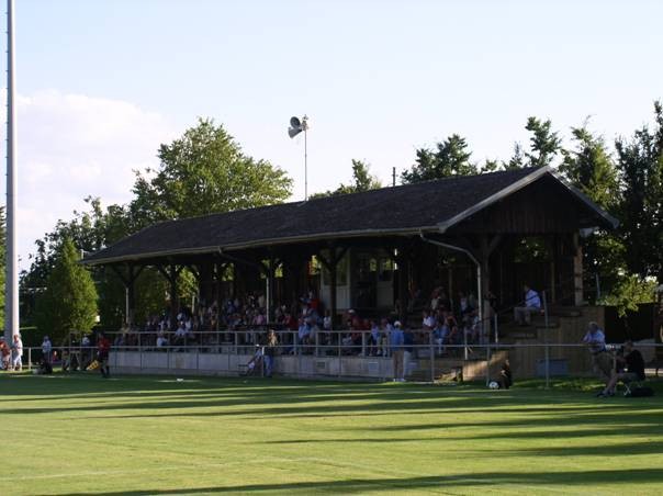 Alter Zustand (mit abgebrannter Holztribüne)