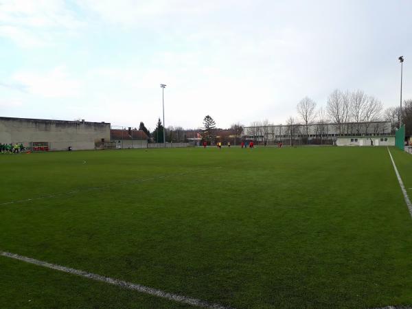 Richard-Gebert-Sportanlage Nebenplatz - Schwadorf