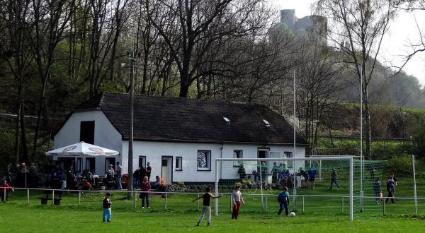 Sportlerheim mit Burgruine Arnstein im Hintergrund