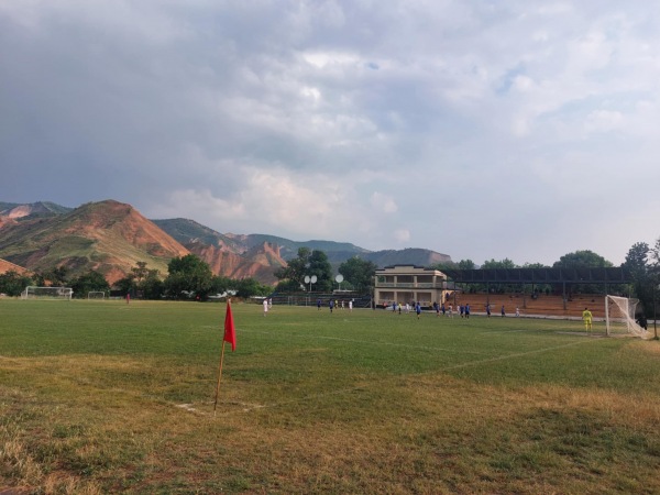 Tsentraľnyy stadion Mailuu-Suu - Mailuu-Suu